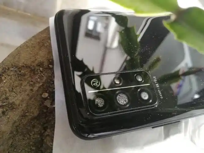 手机掉水里,30s摄像头进水,几个镜头都有水泡