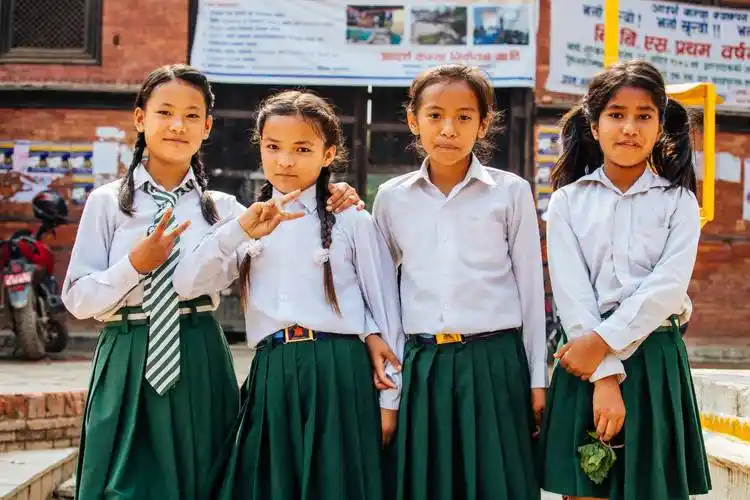 尼泊尔,穷啥不能穷学生!_政府_孩子_校服