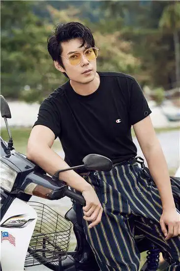 艾伦成熟魅力写真曝光别具一格诠释时尚态度17