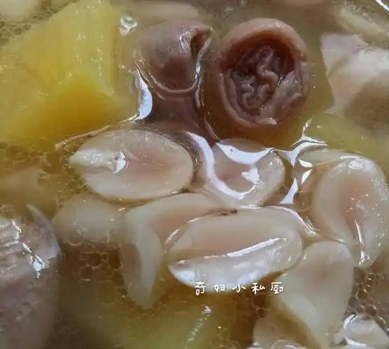 菠萝小肠花生汤,口感酸甜,香味浓郁
