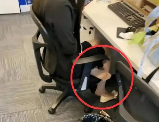 女同事上班,总爱脱鞋,我该怎么上去制止她?