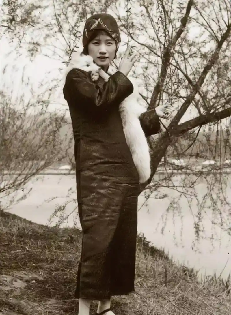 图一应该是陆小曼最美的照片了,不得不说她和徐志摩确实很有夫妻相.