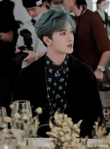 朱正廷眼泪蓝头发