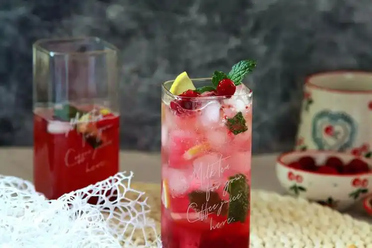 蔓越莓柠檬冰饮