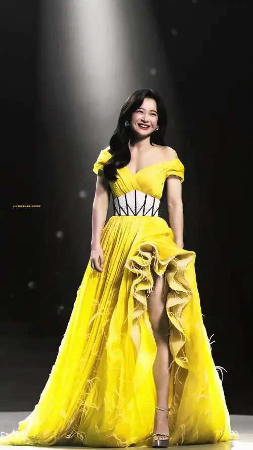 贾玲大波浪晚礼服