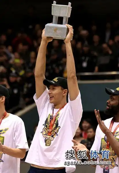 图文cba广东夺得总冠军易建联举起冠军鼎