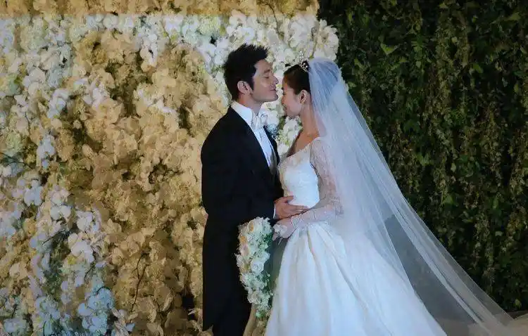 angelababy结婚,也是引发热议,两个人当年高调举办的世纪婚礼更是轰动