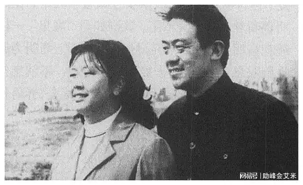 在当时那个年代,婚礼规模一般不大,基本就是宴请亲朋好友.