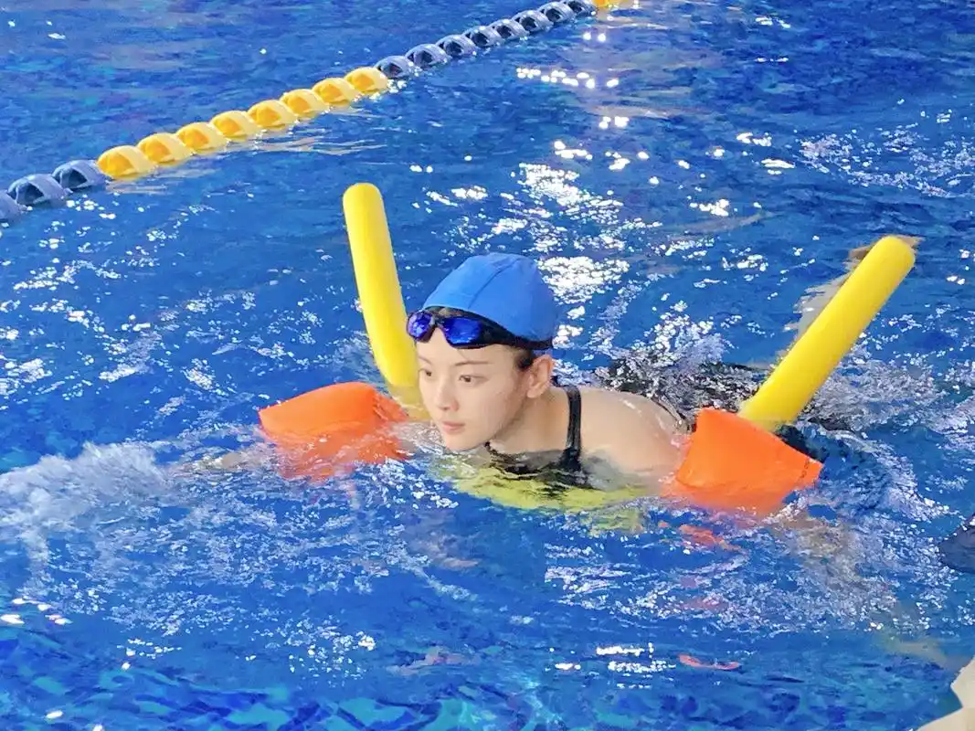 1米5的水～吃好早饭游了个泳～不……是泡了个