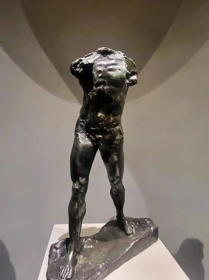 现代雕塑奠基者罗丹大师作品, 行走者.行走的人》中塑造的是一 - 抖音