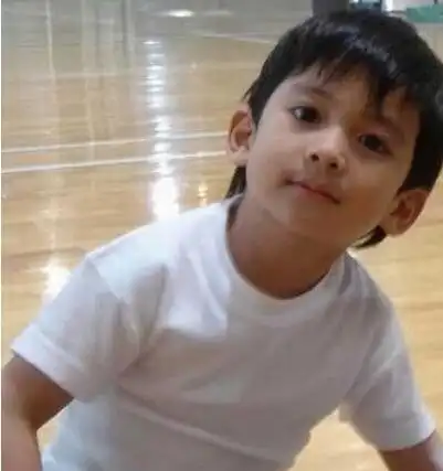 【图】张慕童近照帅气十足 顽皮好动继承父母表演天赋