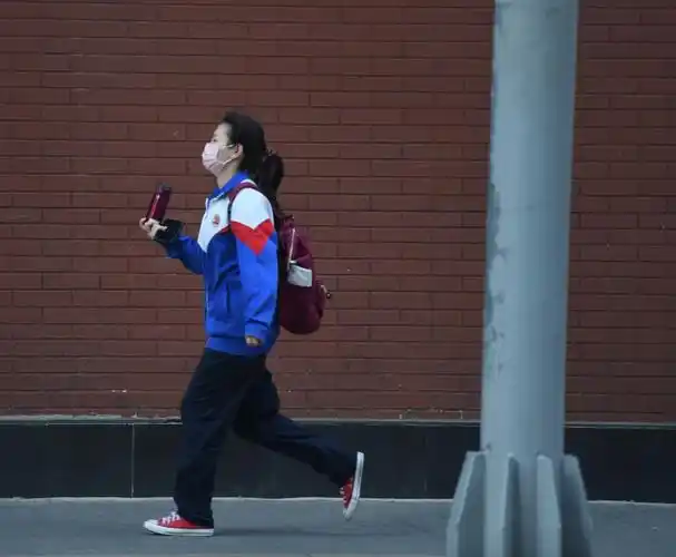 早晨6点57分,她第一个走进校门