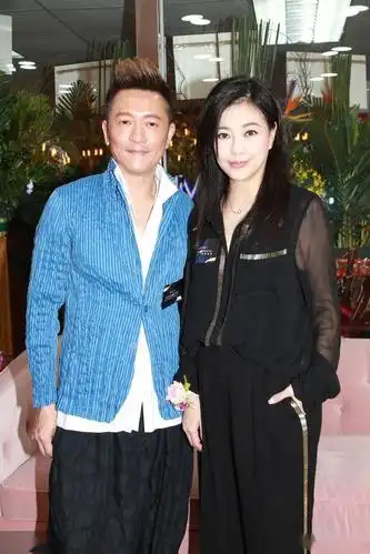 草蜢成员苏志威妻子刘小慧 50岁了你真是会保养_香港