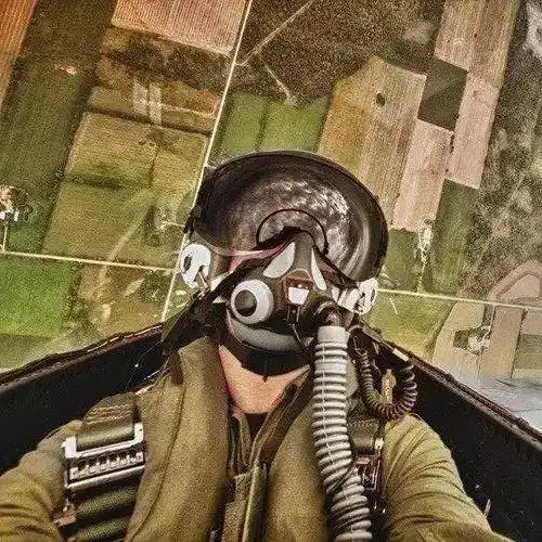战斗机飞行员在空中更喜欢这种姿势!