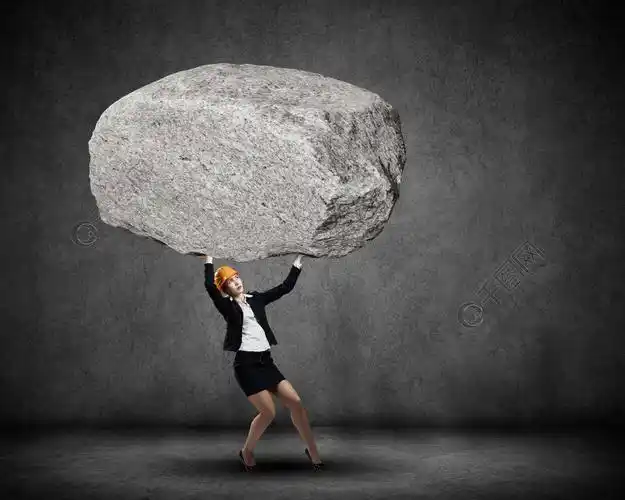 女工程师年轻女子工程师头顶举起巨大的石头