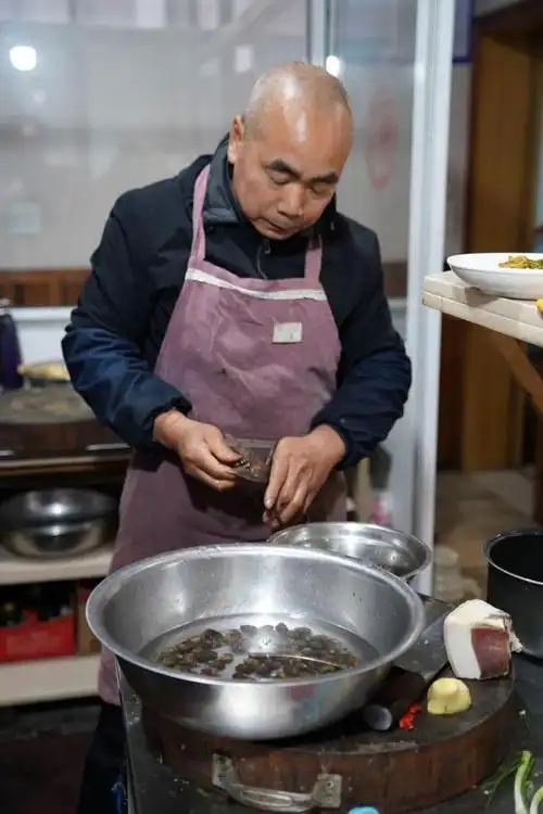 螺蛳肉吸出来像鹅颈一样,上青下白,美得不得了.