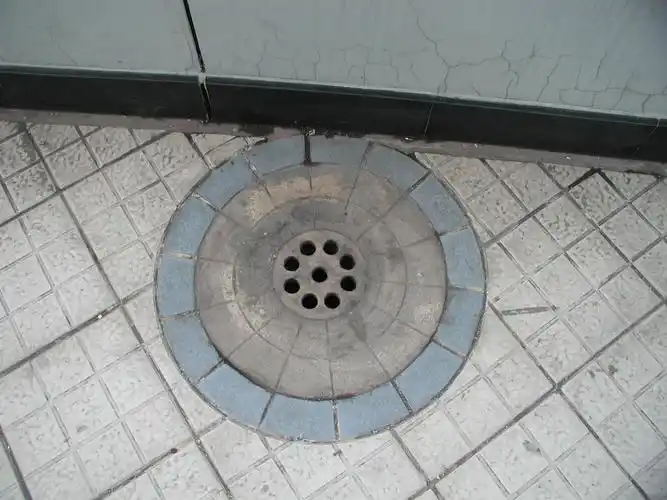 屋面雨水口造型美观,500mm内排水坡度不小于5%8