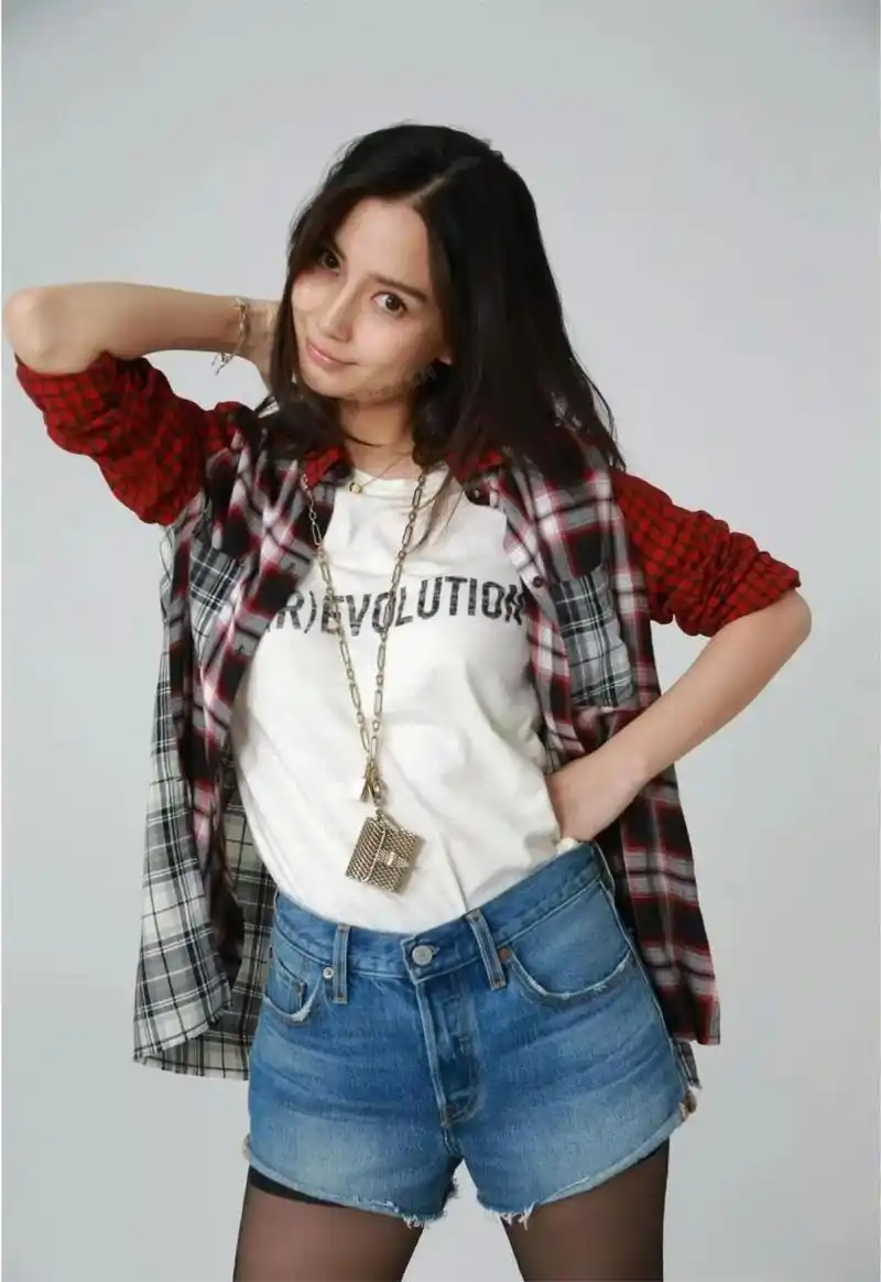 杨颖私服写真,穿牛仔短裤搭配黑色丝袜,时尚又x感迷人