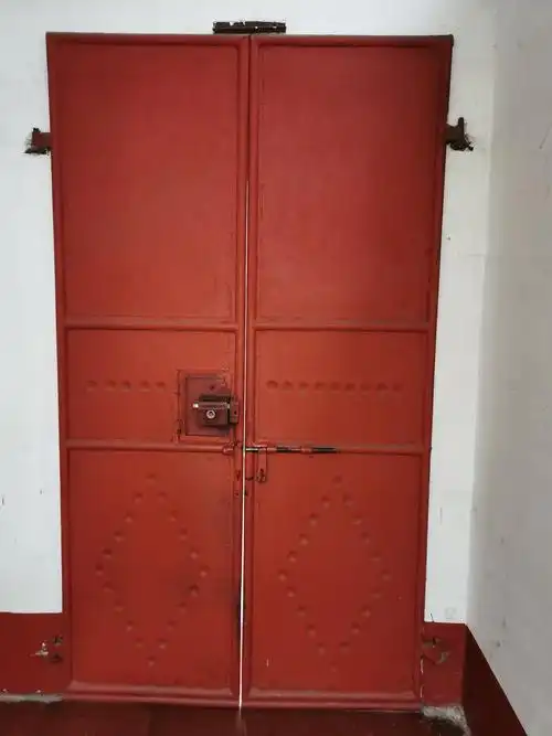 一扇扇起源于80年代,流行于90年代,止步于00年代的钢管铁皮焊节大门在