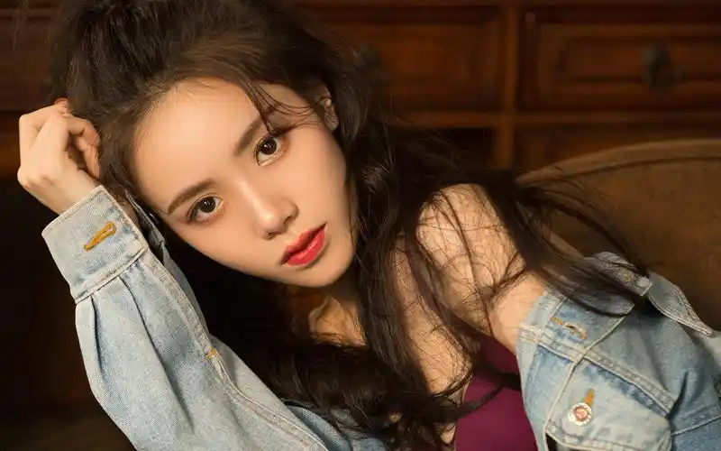 高冷又霸气的条纹装美女高清电脑壁纸