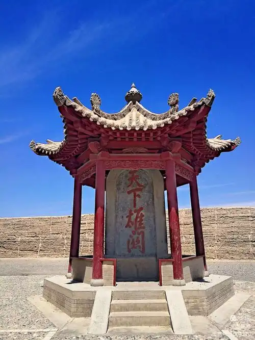 清代立的"天下雄关"碑,背后是明长城遗址.