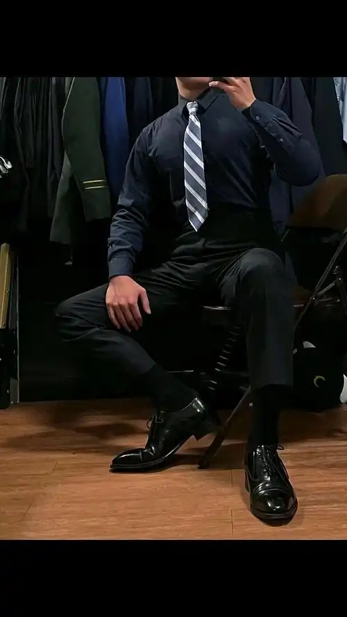 1个正装大叔对镜拍