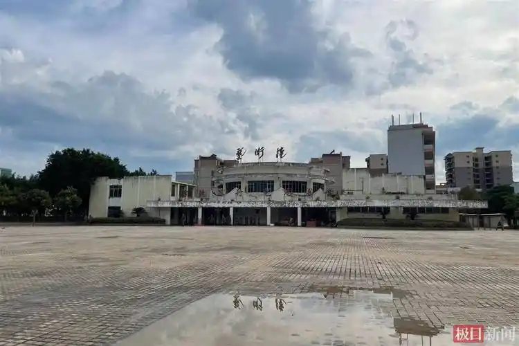 实探洪水后的广东英西中学副校长带头清淤老师曾划船给学生送药