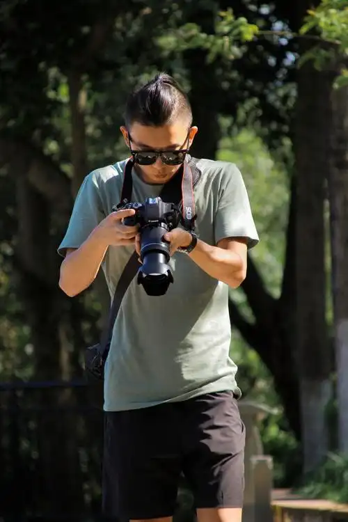 出去采风的时候遇到同样拿着单反相机的摄影师就忍不住抓拍了几张