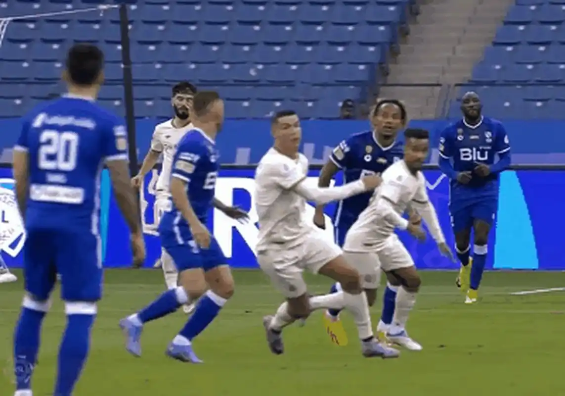 c罗"空中裸绞"吃到黄牌,这动作不是道夫齐格勒的"zig zag"吗?