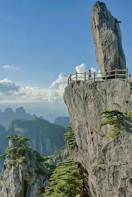 黄山奇石狮子抢球原图