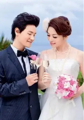 丁子峻和妻子吉祥是在2011年结婚的,婚后感情稳定,丁子峻也兼顾了家庭