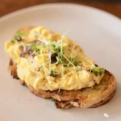 scrambled  eggs on toast除了鸡蛋,其他所有的食材都可以按菜单