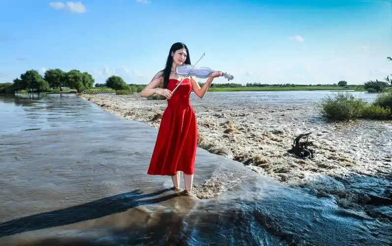 拉小提琴的女人