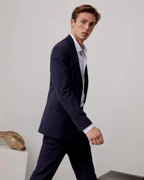 法国时尚男模脸蛋精致可爱,胸毛却浓密像钢丝球