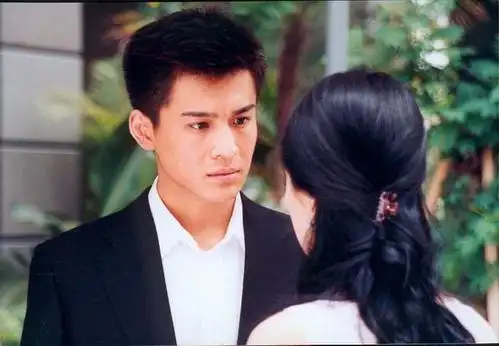 《站在你背后》启播 乔振宇武戏露舞艺(组图)