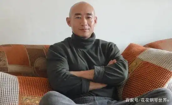 50岁的铁血男星江水,在直播间对着观众们大吼:"我没带货"