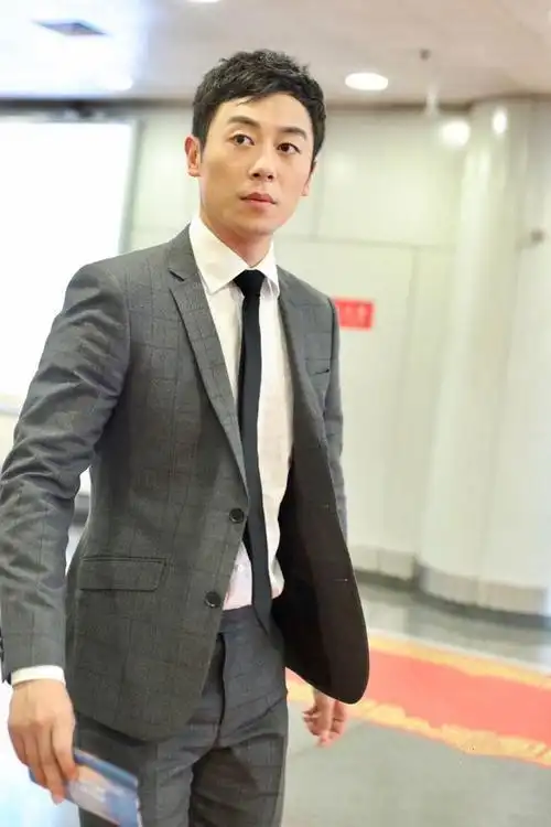 朱亚文穿灰色西装领带笔挺现身行走间秀大长腿举手投足帅气爆表