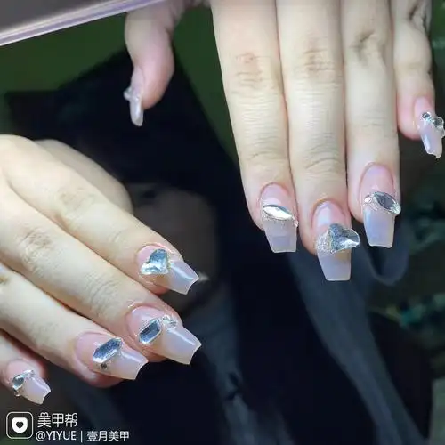 裸色方形夏天简约美甲图片