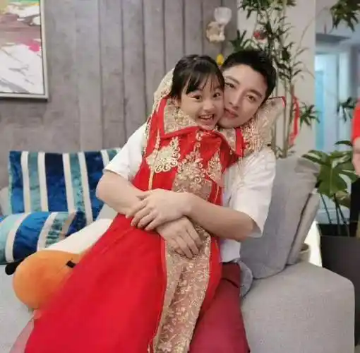 活久见贾乃亮李小璐合体为女儿庆生晒出全家福甜馨笑容明媚