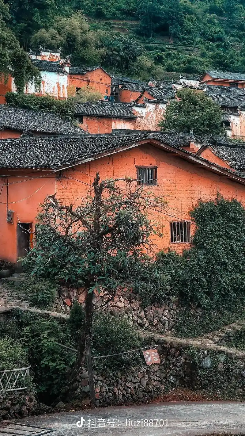 80后 #感悟人生 #努力前行 #山村老屋 #古村落风景  - 抖音