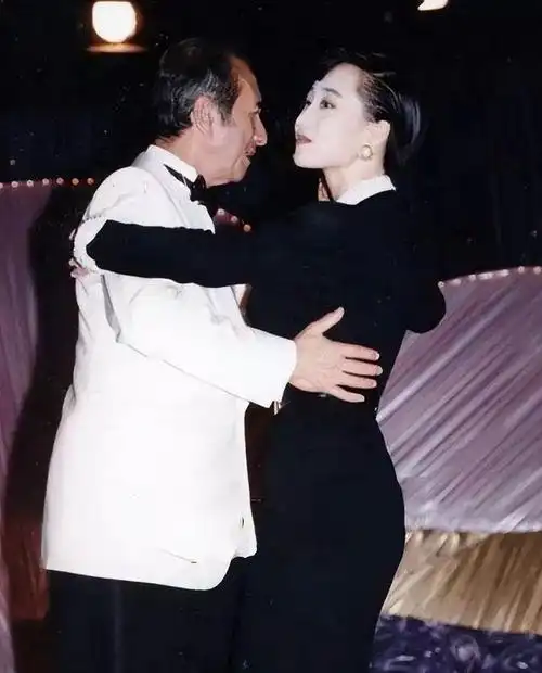 何超云备受赌王宠爱却不得母亲喜欢因长相酷似利智身世成谜