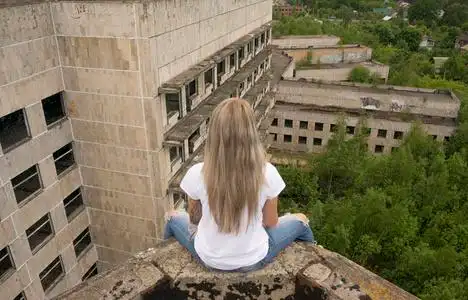 夫妻坐在屋顶上图片