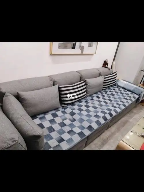 用旧牛仔裤改个沙发垫色彩非常协调