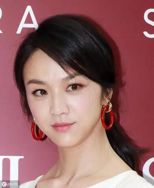 气质迷人的汤唯,大红裙"太娇艳"