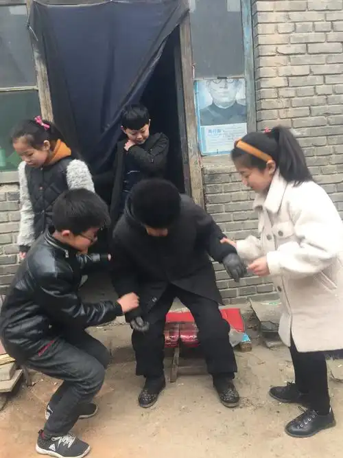 党城小学开展"讲文明懂礼让,学雷锋比奉献",为孤寡老人送温暖,献爱心