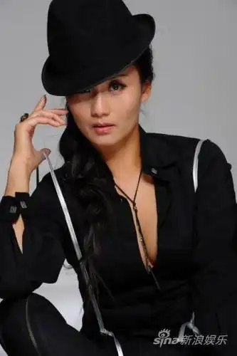 偶像辣妈李颖率性写真坦言最想演女间谍组图