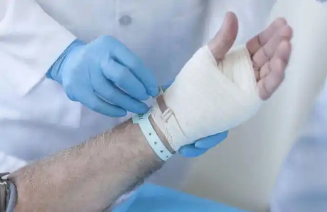 发生创伤出血量较多时,应当立即止血,包扎;对怀疑骨折的伤员不要轻易