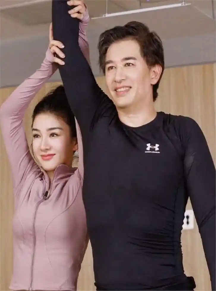 黄奕两度婚败后遇到真爱,崔伟身份揭秘,牵手再启浪漫篇!