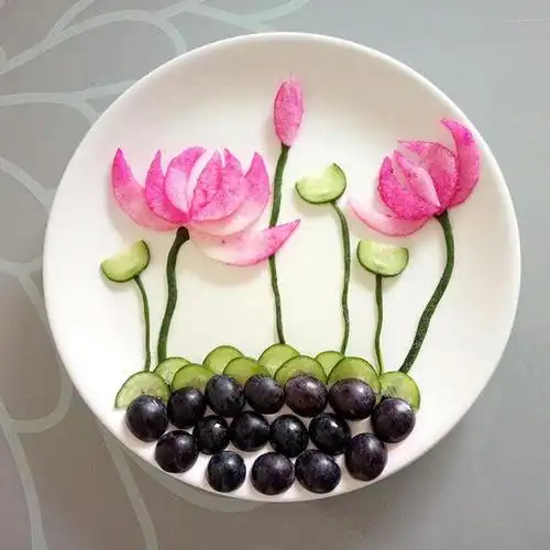 很简单的水果拼盘,好玩又好吃,对不爱吃梨的小孩有效果哦