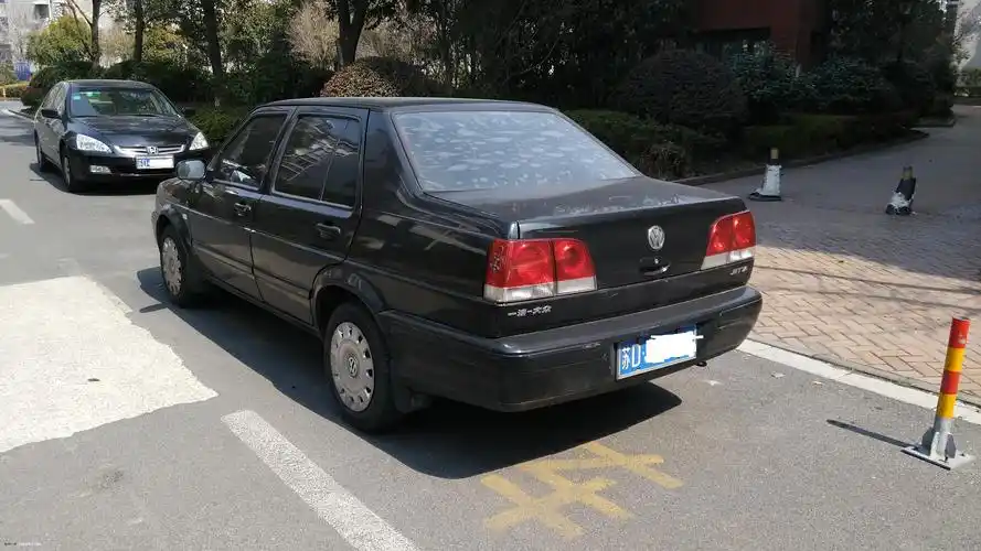 2010年差一个月板正黑色捷达出售